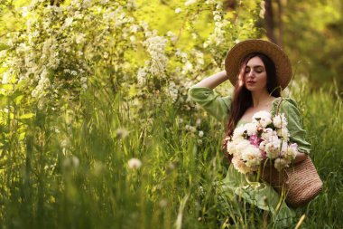Parkta şakayık demeti olan güzel bir kadın. Metin için boşluk