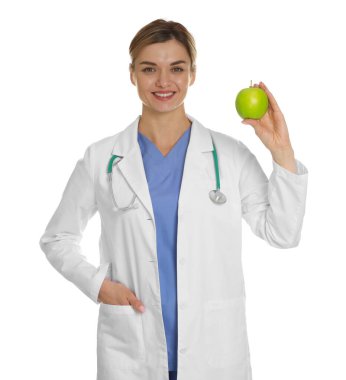 Beyaz arka planda yeşil elmalı ve steteskoplu beslenme uzmanı.