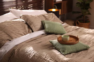 Yatak odasında güzel çarşafları ve dekoru olan rahat bir yatak.