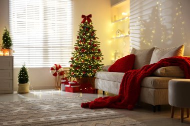 Güzel Noel ağacı ve odadaki diğer dekorlar. Şenlikli iç tasarım