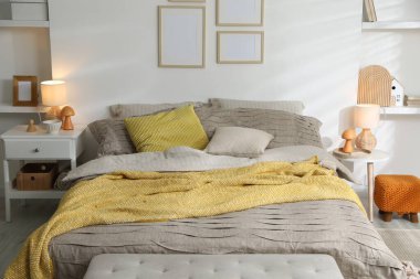 Yatak odasında güzel çarşafları olan rahat bir yatak.