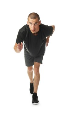 Beyaz arka planda koşan spor kıyafetli bir adam.