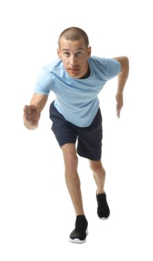 Beyaz arka planda koşan spor kıyafetli bir adam.