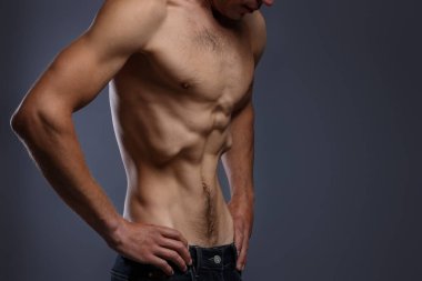 Gri arka planda anoreksiden muzdarip bir adam, yakın plan. Metin için boşluk