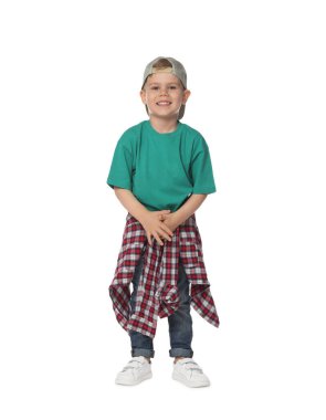 Mutlu küçük çocuk beyaz arka planda dans ediyor