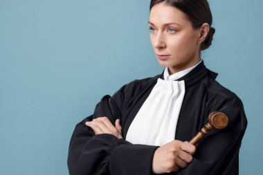 Açık mavi arkaplanda tokmak ile yargılama, metin için boşluk