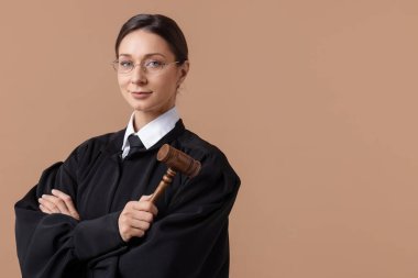 Açık kahverengi arkaplanı olan çekiçli yargıç, metin için boşluk