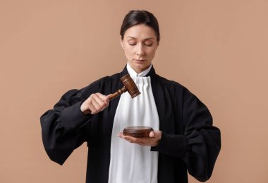 Açık kahverengi arka planda tokmak ve ses bloğuyla yargıla