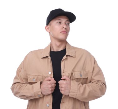 Beyaz arka planda siyah şapka giyen genç bir adam.