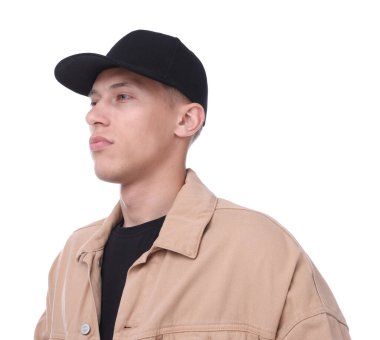 Beyaz arka planda siyah şapka giyen genç bir adam.