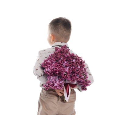 Beyaz arka planda bir buket leylak çiçekli küçük çocuk.