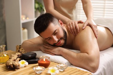 Adam spa salonunda masaj yaptırıyor.