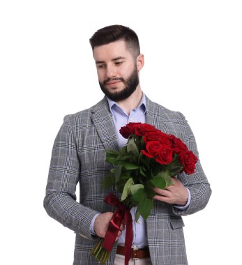 Beyaz arka planda kırmızı gül buketi olan adam.