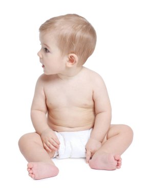 Beyaz arka plan üzerinde oturan şirin bebek