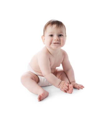 Beyaz arka planda oturan, bebek bezi takmış şirin bir bebek.