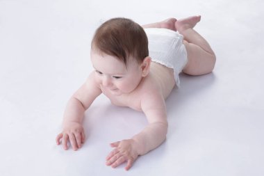 Beyaz arka plan üzerinde sürünerek şirin bebek