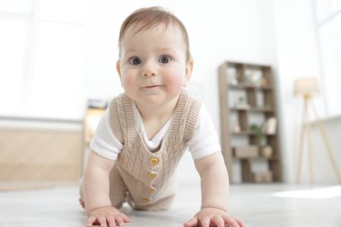 Evde yerde sürünerek şirin bebek