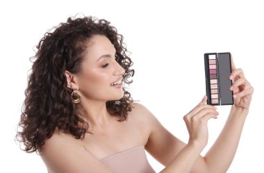 Beyaz arka planda göz falı olan gülümseyen kadın.