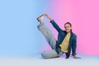 Renkli arka planda dans eden şık elbiseli kız, metin için alan