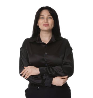 Beyaz arka planda çekici ve büyük boy bir modelin portresi. Fazla kilolu