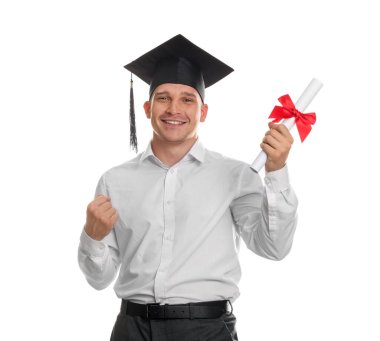 Mezun olduktan sonra beyaz arka planda diplomalı mutlu bir öğrenci.