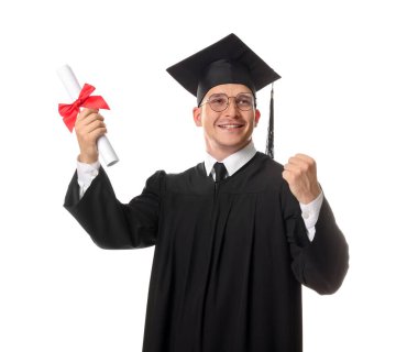 Mezun olduktan sonra beyaz arka planda diplomalı mutlu bir öğrenci.