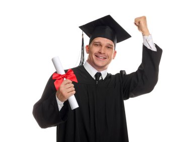 Mezun olduktan sonra beyaz arka planda diplomalı mutlu bir öğrenci.