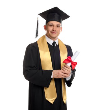 Mezun olduktan sonra beyaz arka planda diplomalı bir öğrenci.