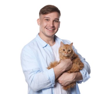 Beyaz arka planda sevimli kızıl kedisi olan adam.