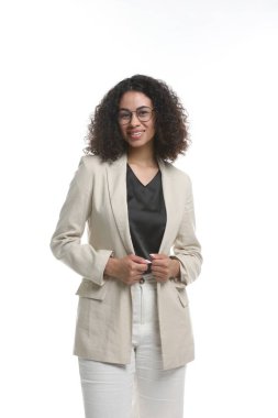 Beyaz arka planda profesyonel psikolog portresi