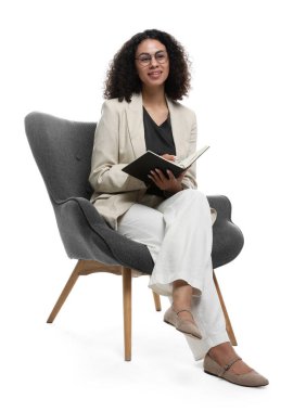 Beyaz arka planda dizüstü bilgisayarı ve kalemi olan profesyonel psikolog.