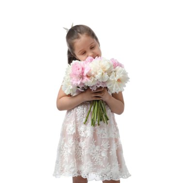 Beyaz arka planda bir buket güzel şakayığı olan tatlı küçük bir kız.