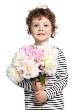 Beyaz arka planda bir buket güzel şakayığı olan sevimli küçük bir çocuk.