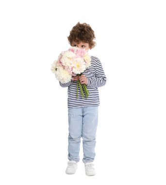 Beyaz arka planda bir buket güzel şakayığı olan sevimli küçük bir çocuk.