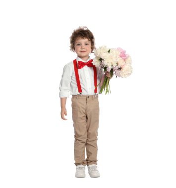 Beyaz arka planda bir buket güzel şakayığı olan sevimli küçük bir çocuk.