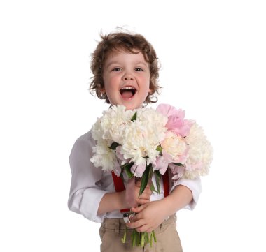 Beyaz arka planda bir buket güzel şakayığı olan sevimli küçük bir çocuk.