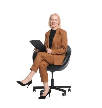 Ofis koltuğunda beyaz arka planda panosu olan profesyonel psikolog.