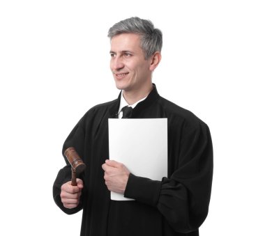 Çekiçle gülümseyen yargıç ve beyaz arka planda belgeler