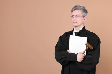 Bej arkaplanlı çekiçle ve belgeyle yargıç. Metin için boşluk