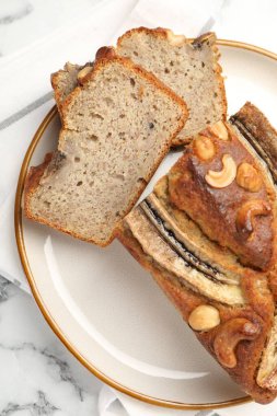 Beyaz mermer masada fındıklı muz ekmeği, üst manzara