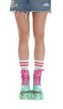 Beyaz arka planda patenli kadın, yakın plan.