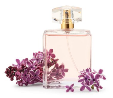 Bir şişe lüks parfüm ve beyaza ayrılmış leylak çiçekleri.