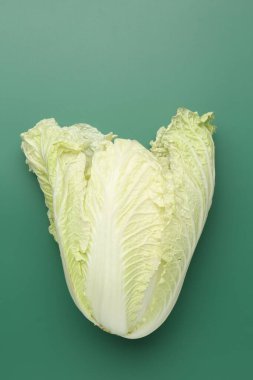 Yeşil arka planda taze Çin lahanası, üst manzara.