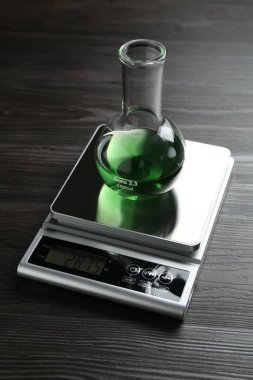 Tahta masadaki numune matarasıyla laboratuvar ölçeği.