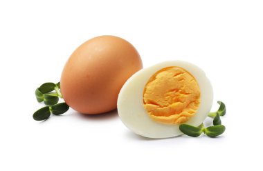 Beyaz üzerine izole edilmiş mikro sebzeli haşlanmış yumurta.