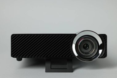Açık gri arkaplan üzerine modern video projektörü, yakın plan