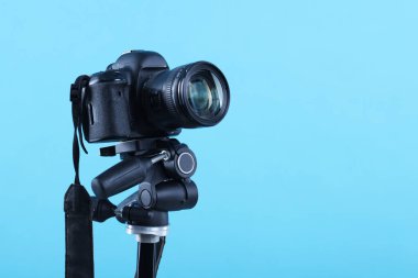 Açık mavi arkaplanda profesyonel video kamera, metin için boşluk