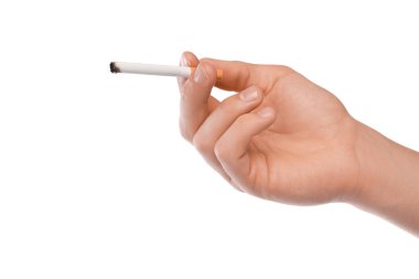 Beyaz arka planda sigara içen adam, yakın plan.