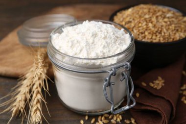 Buğday unu, tahıl ve çiviler ahşap masada, yakın plan.