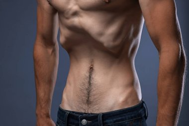 Gri arka planda anoreksiden muzdarip bir adam, yakın plan.